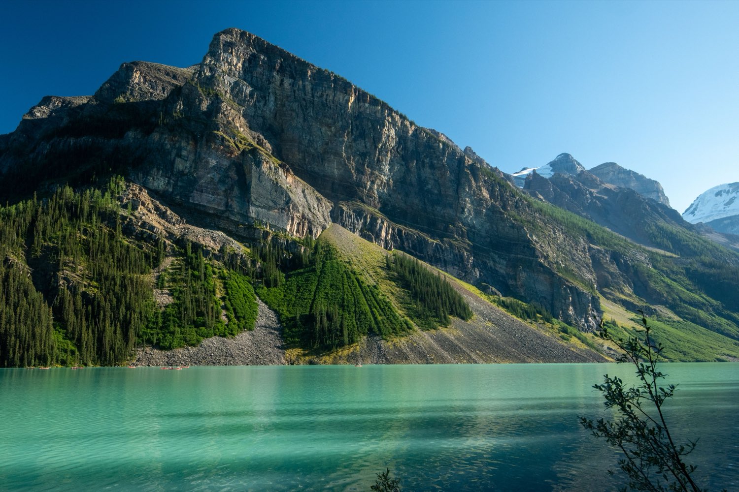 A still mountain-lake desktop wallpaper